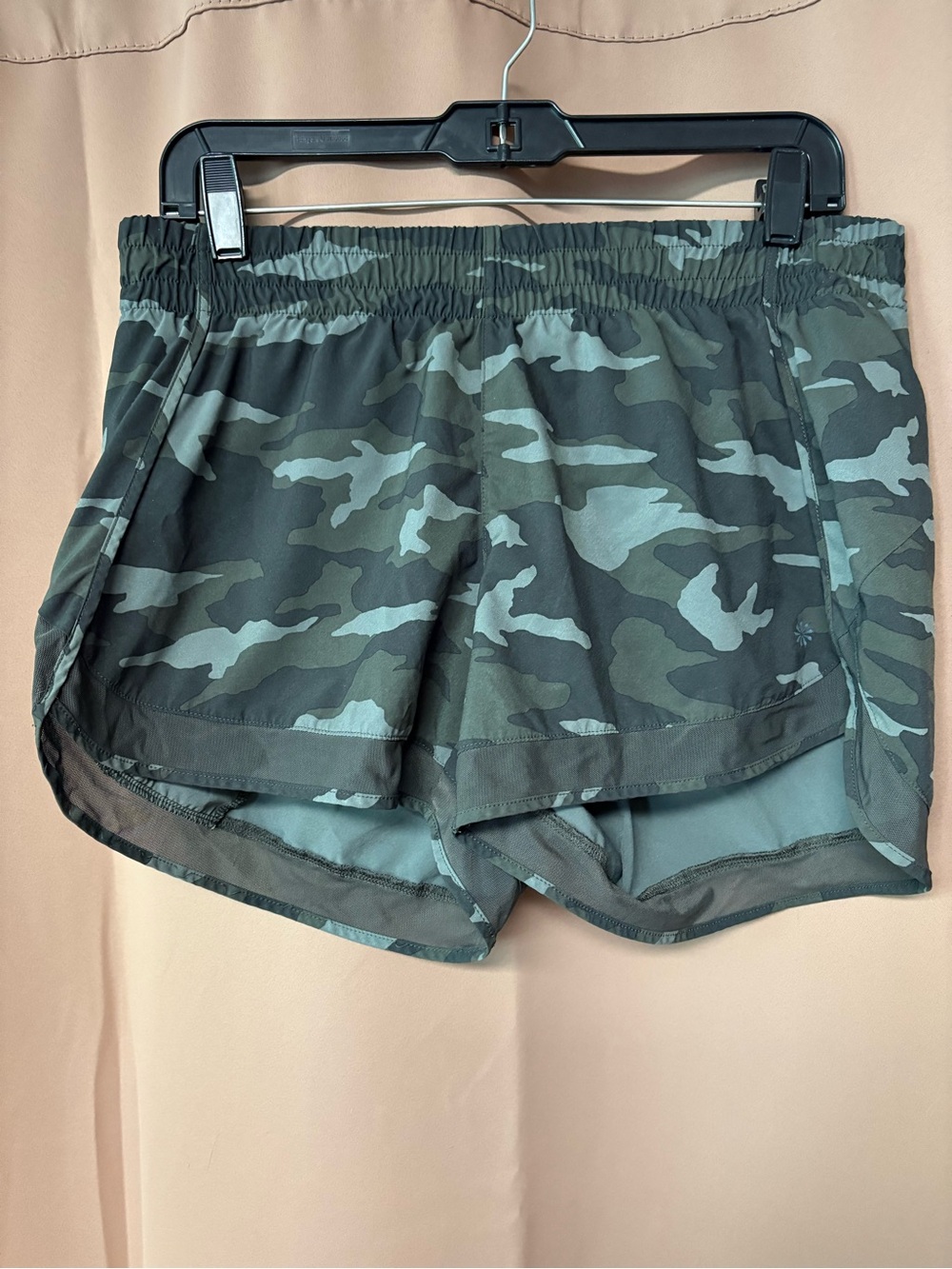 Athleta Mesh Racer Run Mid Rise 4” Short size Medium in Black Camouflage